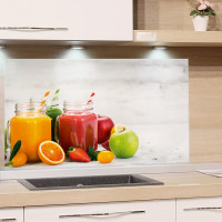 Spritzschutz Küche grüner gelber roter Smoothie - bunte Gläser Beispiel in der Küche