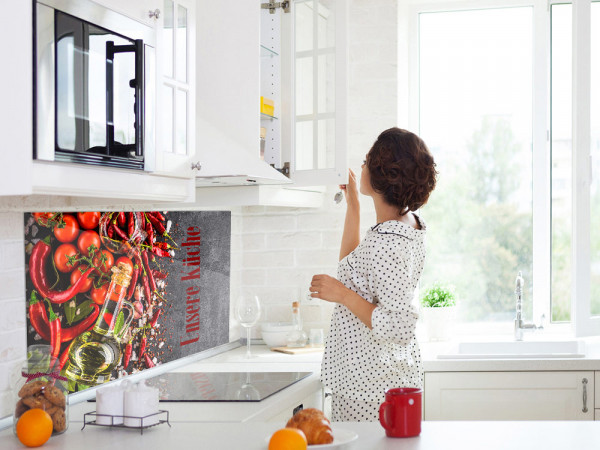 Spritzschutz Unsere Küche mediterran Chili Tomaten mit Frau als Küchenrückwand