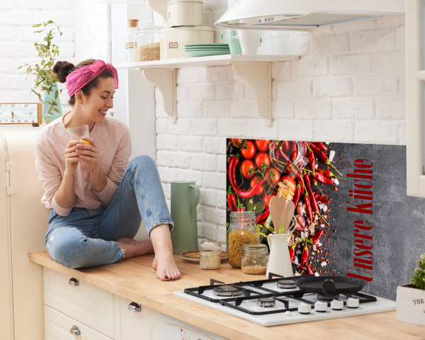 Spritzschutz Unsere Küche mediterran Chili Tomaten abgebildet mit Frau